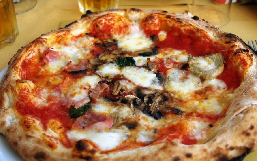 Leckere Ofenfrische Steinofen Pizza frisch aus dem Holzofen wie bei der Holzofen Pizzeria Osmania Pizza Service mit leckerer italienischer ofenfrischer Pizza und Lieferservice in Münster.